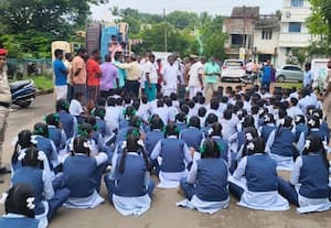 அரசு பள்ளியில் ஆசிரியர் பற்றாக்குறை மாணவர்கள் சாலை மறியலால் பரபரப்பு