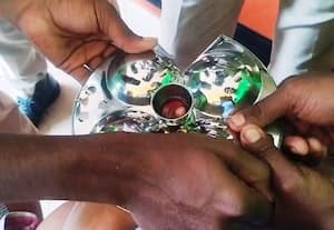 இட்லி தட்டில் சிக்கிய சிறுவனின் விரல்