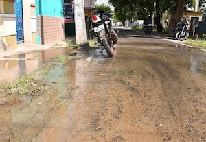 வெங்கடாஜலபுரத்தில் குழாய் உடைந்து வீணாகிறது குடிநீர்