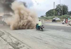 லெக்கையன்கோட்டை ரோட்டில் புழுதி புயல்