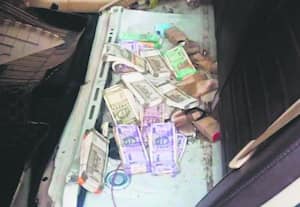 திருட்டு வழக்கில் கைப்பற்றப்பட்ட காரில் பணம், தங்க நகைகள் மீட்பு