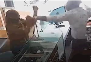 மிளகாய்பொடி தூவி நகைக்கடையில் கொள்ளை முயற்சி: பெண்ணை 20 விநாடிகளில் 17 முறை அறைந்த உரிமையாளர்