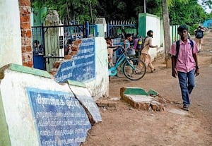 அரசு மேல்நிலைப்பள்ளியில் சுற்றுச்சுவர் இடிந்து விழுந்தது