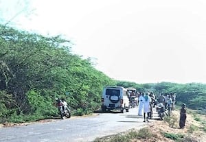 தேவகோட்டை--கண்ணங்குடி குறுகிய ரோடால் அதிக விபத்து: கலெக்டரிடம் பொதுமக்கள் புகார் 