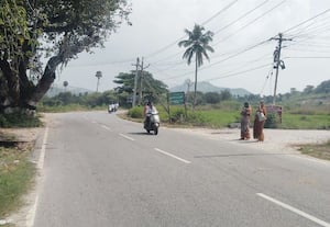 ஜங்காலிபள்ளியில் நிழற்குடை இல்லாமல் பயணியர் அவதி