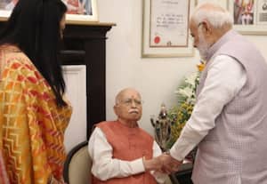 அத்வானிக்கு நேரில் சென்று பிறந்தநாள் வாழ்த்து தெரிவித்த பிரதமர் மோடி