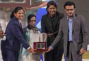 பாராட்டு மழையில் ரிச்சா கோஷ்: பெங்கால் கிரிக்கெட் சங்கம் சார்பில்