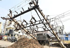 வேன் மோதியதில் டிரான்ஸ்பார்மர் சாய்ந்தது