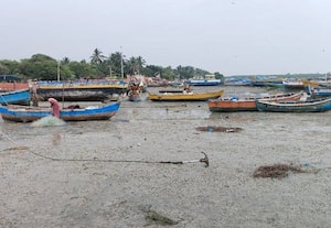 பாம்பனில் உள்வாங்கியது கடல் தரை தட்டி நின்ற படகுகள்