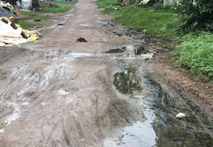 சேதமான சாலை: நெடுமரம் மக்கள் அவதி