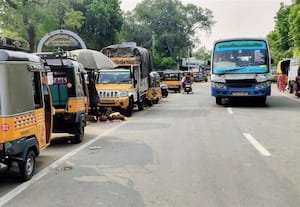 இளையான்குடியில் வாரச்சந்தை ரோட்டில் ஆட்டோக்களை நிறுத்துவதால் நெரிசல்
