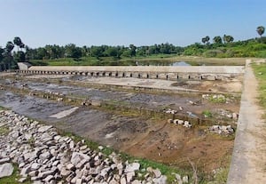 திருப்புத்துாரில்  மழையை எதிர்பார்க்கும் விவசாயிகள் வறண்ட தடுப்பணைகள்