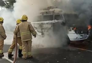 ரோட்டில் சென்ற வேன் தீ பற்றியது அதிர்ஷ்டவசமாக 10 பேர் தப்பினர்