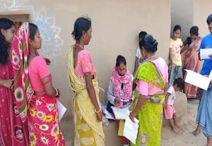 டீக்கடைகள், தெருமுனைகளில் எஸ்.ஐ.ஆர். விண்ணப்பம் விநியோகம்; 8 அதிகாரிகளுக்கு தேர்தல் கமிஷன் நோட்டீஸ்