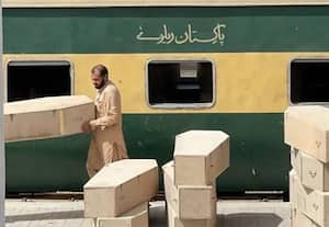 மீண்டும் தாக்குதல் நடத்த வாய்ப்பு; ஜாபர் எக்ஸ்பிரஸ் ரயில் சேவையை நிறுத்தியது பாக்.