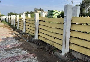 ஆக்கிரமிப்பில் இருந்து ரயில்வே இடங்களை காக்க புதிய முயற்சி... கான்கிரீட் ஸ்லீப்பர் கட்டைகள் மூலம் தடுப்புச்சுவர்