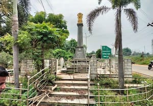 சேதம் அடைந்த நிலையில்  பொன்விழா ஆண்டு நினைவு துாண்