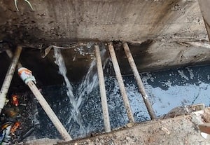 சாக்கடையில் கலந்து வீணாகும் குடிநீர்