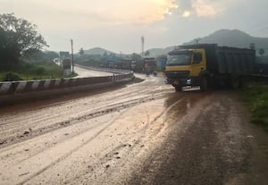 சாலையோர மண் திட்டுகளால் வாகன ஓட்டிகள் அச்சம்