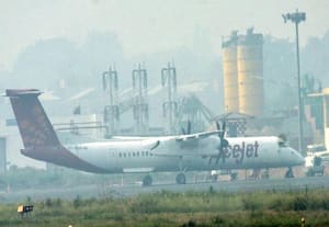 இன்ஜினில் கோளாறு; கோல்கட்டாவில் ஸ்பைஸ்ஜெட் விமானம் அவசர தரையிறக்கம்