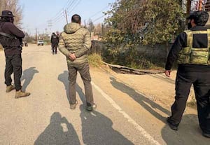 350 கிலோ வெடிமருந்து, துப்பாக்கி பறிமுதல்; காஷ்மீர் டாக்டர்கள் இருவர் கைது: பயங்கர சதி முறியடிப்பு