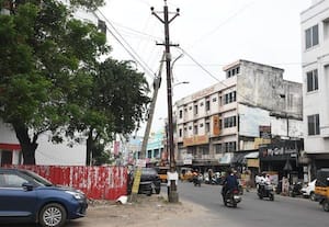 போக்குவரத்துக்கு இடையூறான மின்கம்பங்கள் மாற்றப்படுமா?