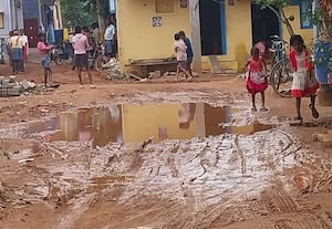 அன்பு நகரில் சகதியான தெருக்கள் : பாடாய்படுத்தும் பாதாள சாக்கடை பணிகள்