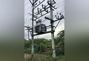 ﻿ மீனம்பட்டி ரத்தினபுரியில் சேதமான டிரான்ஸ்பார்மர் மின்கம்பங்கள்
