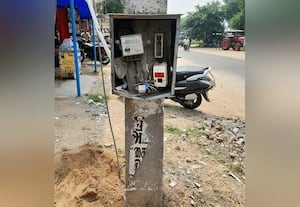 ﻿ பெட்டிகளை தொட்டாலே அடிக்குது ஷாக்...