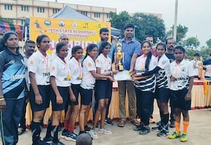 ﻿ மாநில ப்ளோர் பால் போட்டி: மைதானத்தில் ஆட்டம் 'அனல்'