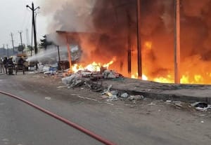 ﻿ மின்மாற்றி தீப்பொறி விழுந்து காயலான் கடை தீக்கிரை