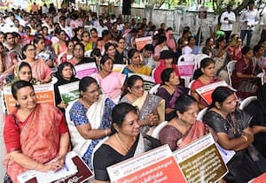 ﻿ பேராசிரியர்கள் காத்திருப்பு போராட்டம்