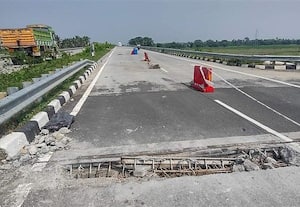 ﻿ விழுப்புரம் - நாகை நான்கு வழி சாலையில் மெகா உடைப்பால் விபத்து அபாயம்