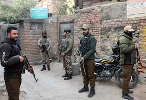 பயங்கரவாதிகள் தேடுதல் வேட்டை; ஜம்மு காஷ்மீரில் 3வது நாளாக நீடிக்கும் ரெய்டு