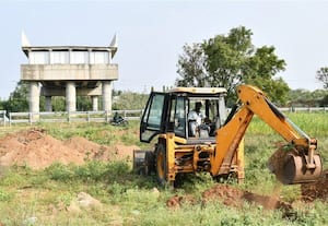 ﻿ 'திரிசங்கு' நிலையில் மண்ணரை பாலம்: முடங்கிய கட்டுமானப் பணி: நில உரிமையாளர் எதிர்ப்பால் பரபரப்பு 