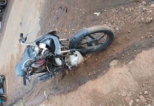 ﻿ குடிநீர் குழாய் உடைப்பு : வாகனங்கள் சேதம்