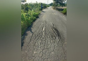 ﻿ அதிக பாரத்துடன் செல்லும் டிப்பர் லாரிகள் மலைப்பாக்கத்தில் புது சாலை நாசம்