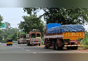 ﻿ சாலையோரம் இடையூறாக நிறுத்தப்படும் செங்கல் லாரிகளால் வாகன ஓட்டிகள் பீதி