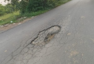 ﻿ சென்னேரி சாலையை சீரமைக்க வாகன ஓட்டிகள் வேண்டுகோள்