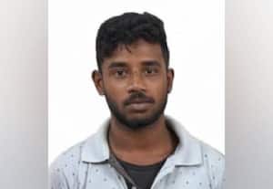 ﻿ அரிவாளுடன் குத்தாட்டம் 4 வாலிபர்கள் கைது