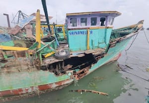 ﻿ ராமேஸ்வரத்தில் சூறாவளிஒன்றுடன் ஒன்று  படகுகள் மோதல்