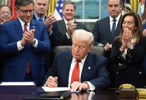 ﻿ நிதி முடக்கத்தால் முடங்கிய அரசு துறை;  கையெழுத்திட்டு முடித்து வைத்த டிரம்ப்