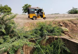 ﻿ ரோட்டோரத்தில் தடுப்புச் சுவர் இல்லாத திறந்த வெளி கிணறு