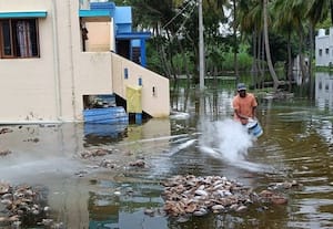 ﻿ குடியிருப்பைச் சூழ்ந்த கண்மாய் நீர்