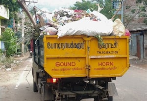 ﻿ போடியில் ரோட்டில் பறக்கும் குப்பை
