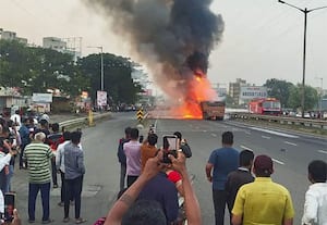 ﻿ அடுத்தடுத்து வாகனங்கள் மீது லாரி மோதியதில் 8 பேர் பலி