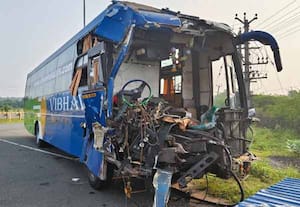 லாரி மீது பஸ் மோதி விபத்து; பெங்களூரு பயணிகள் 20 பேர் காயம்