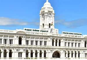 ﻿  இலவச உணவு வினியோகம் தாமதத்தால் அதிருப்தி எவ்வளவு நேரம் காத்துக்கிடப்பது?  ஏமாற்றத்தோடு திரும்பும் துாய்மை பணியாளர்கள் �