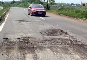 ﻿ சேதமடைந்த நெடுஞ்சாலை வாகன ஓட்டிகள் கடும் அவதி