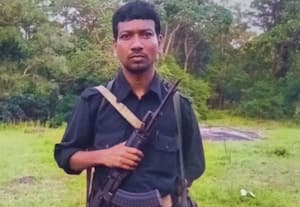 ﻿ பாதுகாப்பு படையினர் நடத்திய என்கவுன்டரில் நக்சல் படையின் முக்கிய தலைவர் சுட்டுக்கொலை